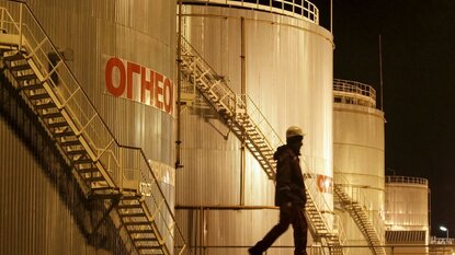 Dầu phiên Mỹ giảm do đồng Đô la mạnh lên và lo ngại về vắc xin